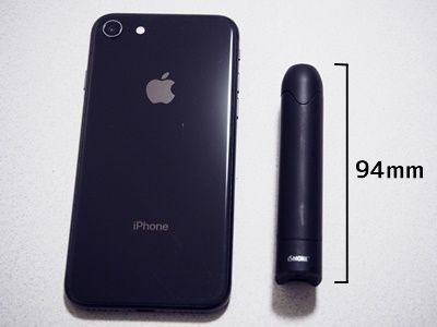 アイスモークとiPhoneを並べてサイズを比較する様子